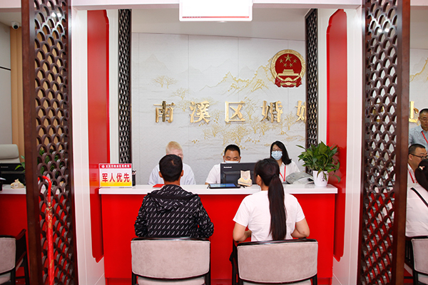 式婚姻登记处为爱正式启用_fororder_新人办理登记现场-摄影-高学兵