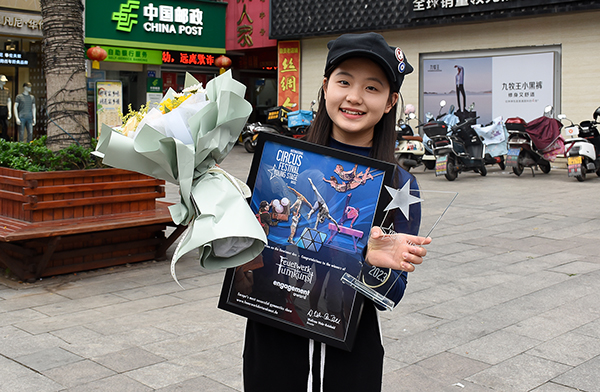 （张）自贡杂技斩获国际性大奖 青年演员郭瑶姚载誉而归_fororder_5郭瑶姚载誉而归（摄影-赵丽）