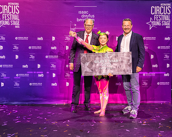 （张）自贡杂技斩获国际性大奖 青年演员郭瑶姚载誉而归_fororder_1郭瑶姚（中）获第十四届瑞士巴塞尔青年国际马戏节银奖（供图-自贡市文化广播电视和旅游局）