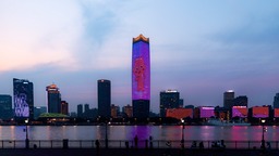 【原创】致敬献血者 东方明珠、上海中心等多个城市地标点亮生命红