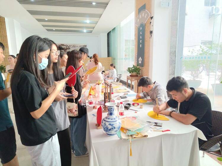 学校首届“海经雅集”在中德学院和图书馆举行