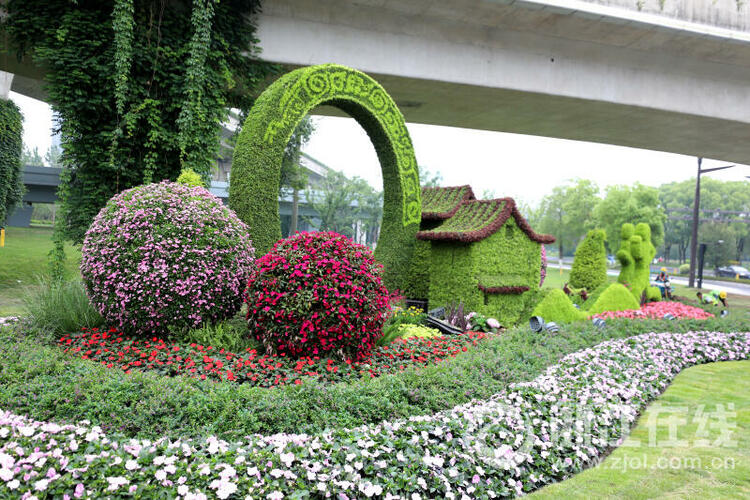 亚运花坛扮靓入城口