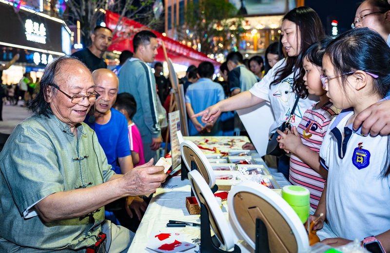 自贡：弘扬中华传统文化 共庆第18个文化和自然遗产日_fororder_7非遗宣传展示现场（摄影 廖志全）