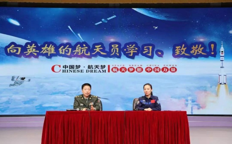 航天英雄楊利偉、英雄航天員王亞平為遼寧財貿學院師生作報告
