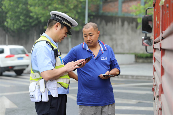 重庆民警陈松：扎根交通一线担重任 勇当道路安全“急先锋”_fororder_图片1