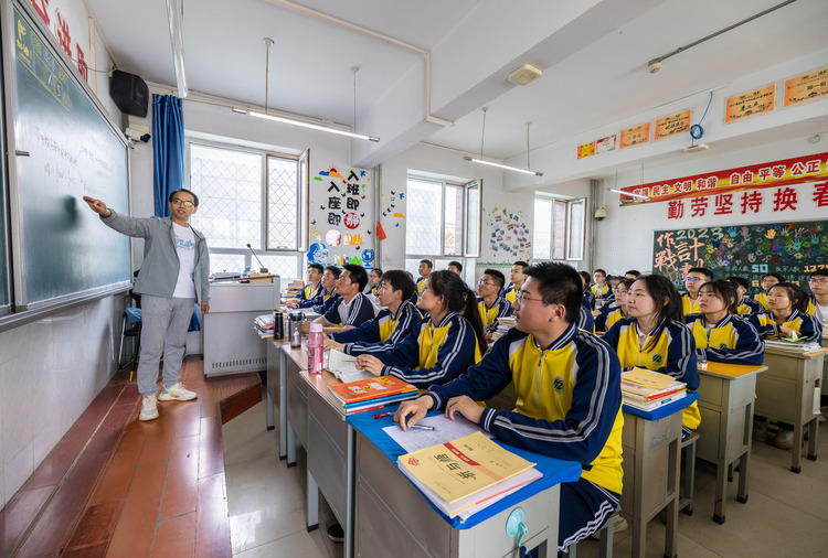 呼和浩特市第十二中学高三年级学生认真上课,备战高考