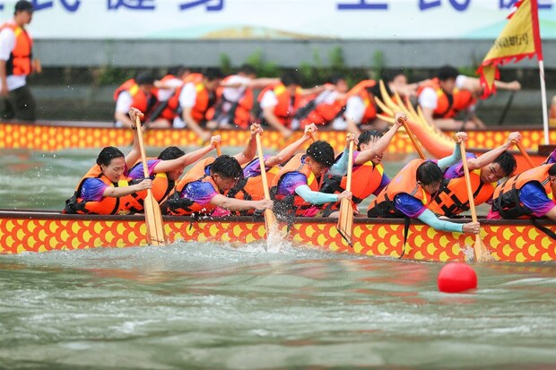 【聚焦上海-焦点图】2023普陀龙舟赛打响 上海半马苏河奏响“雨中交响乐”