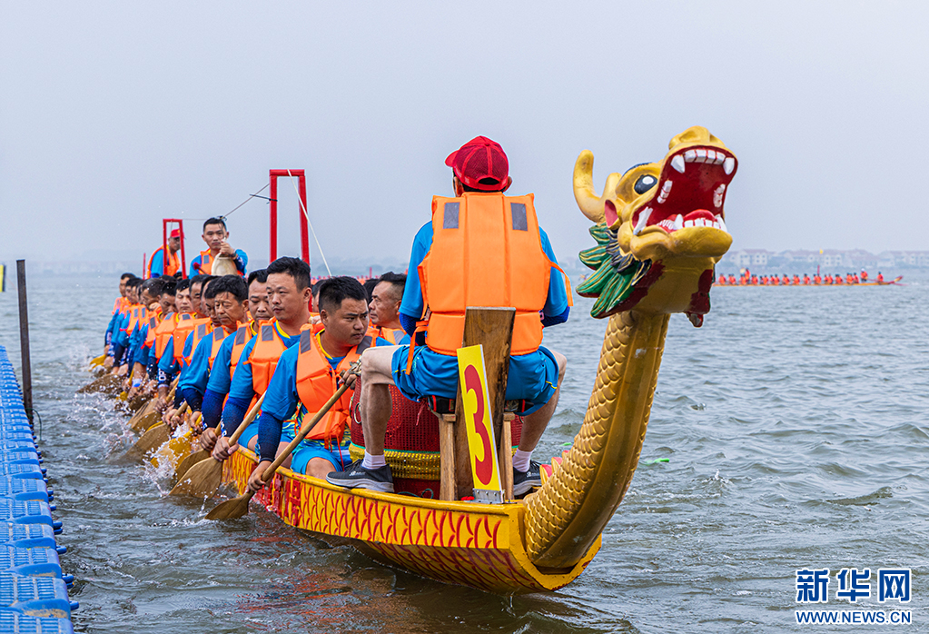 湖北武穴:龍舟競賽迎端午