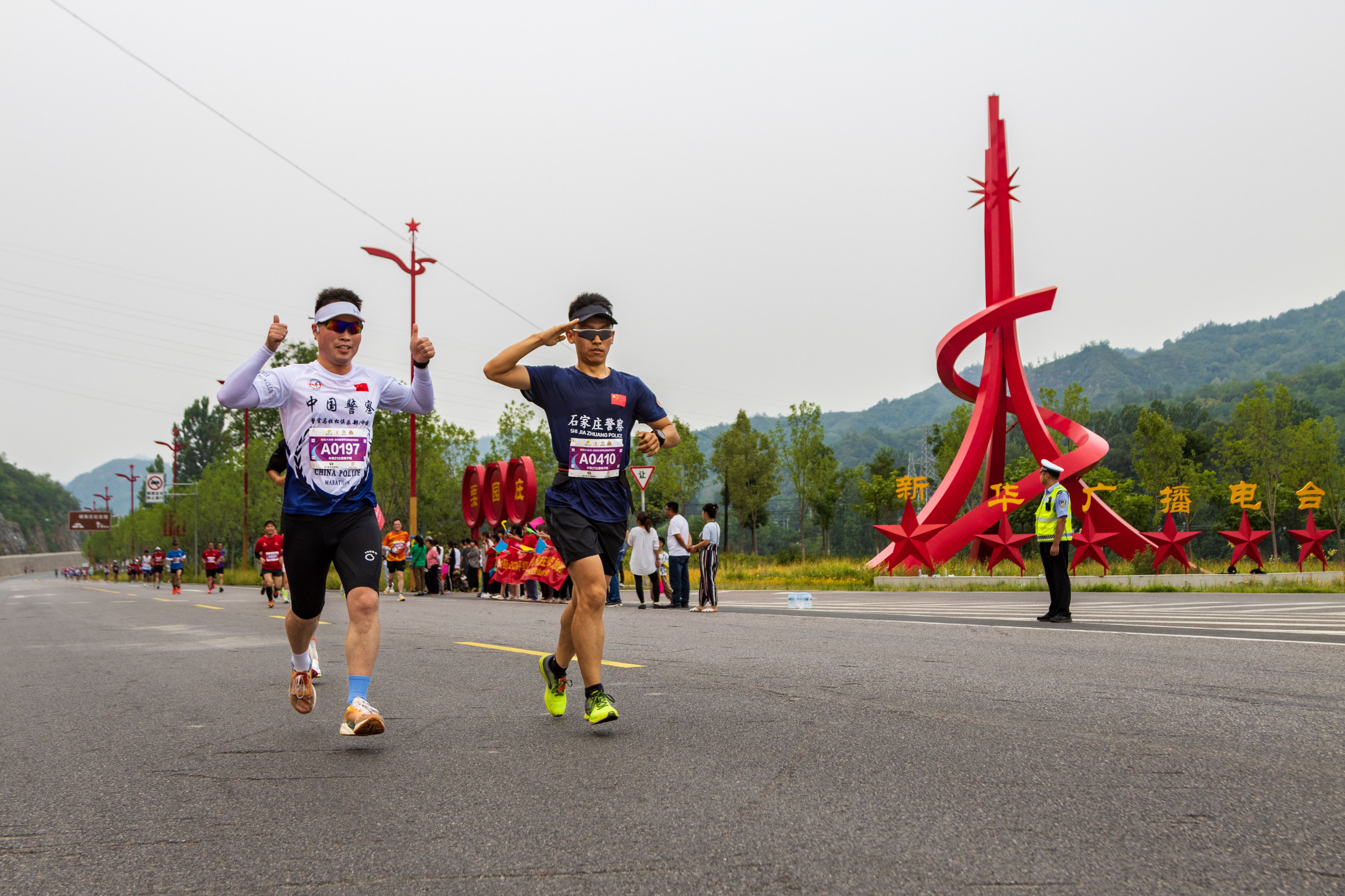 2023阜平红色超级马拉松开跑_fororder_参赛选手跑过阜平县“新华广播电台”红色地标。李玉亮 摄