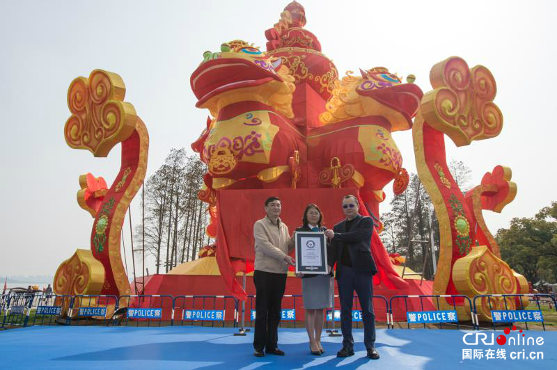 武汉东湖灯会“雄狮贺岁”成为世界最高灯组