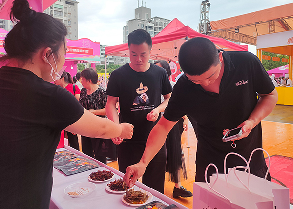 （张）自贡富顺县：冷吃系列产品在中国名小吃文旅嘉年华活动深受欢迎_fororder_2游客品尝自贡美食