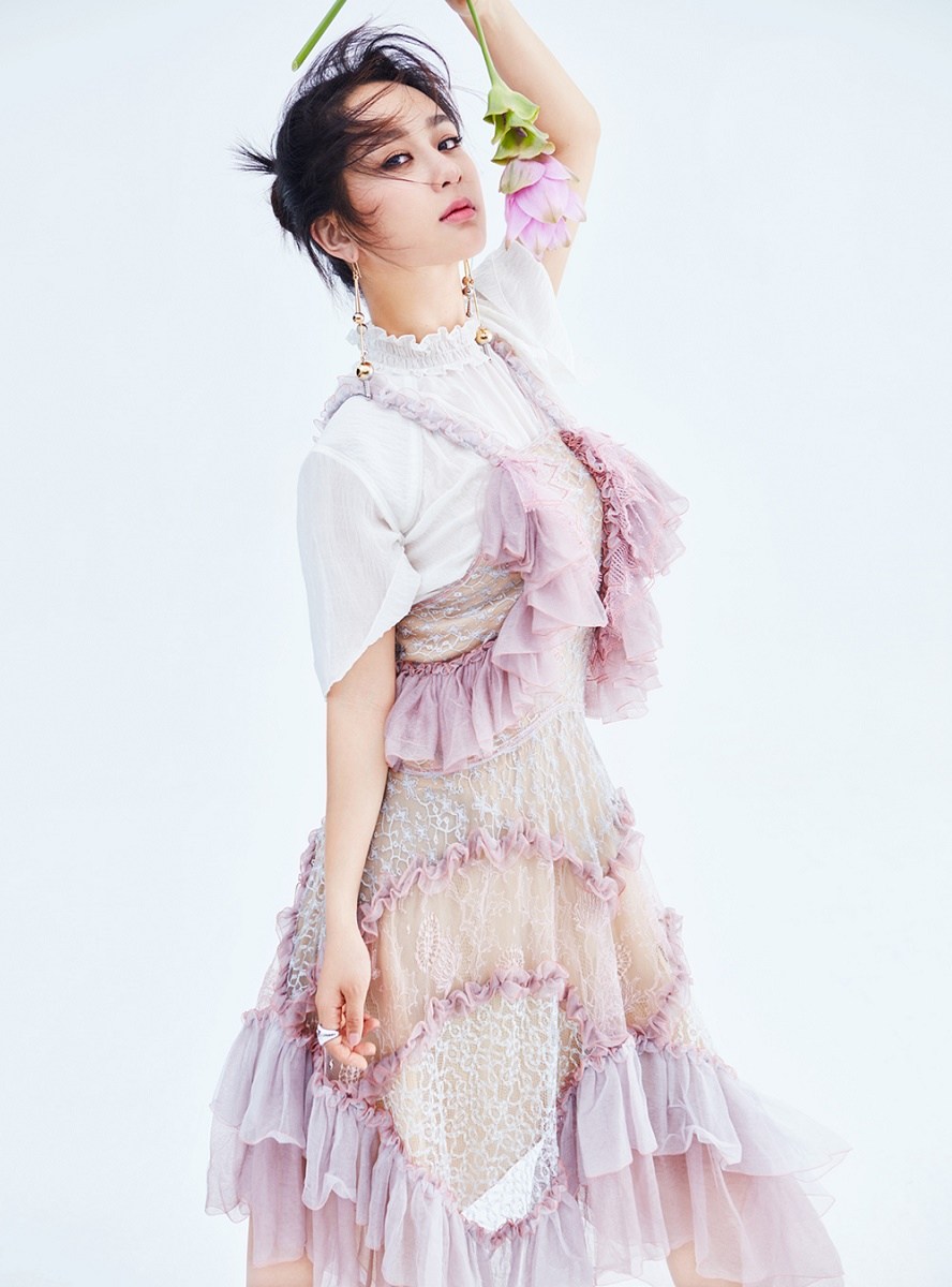 杨紫另类诠释人比花娇 最新杂志大片惊艳上线