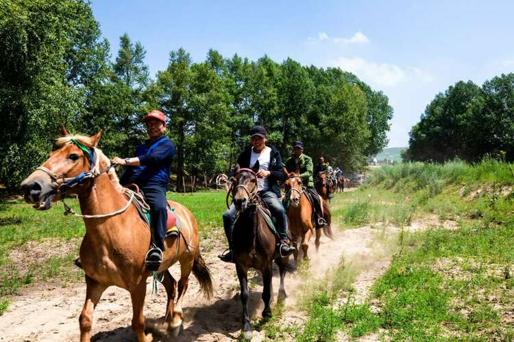 圖片默認標題_fororder_豐寧小北溝村遊客感受騎馬的快樂 石雪嬌攝