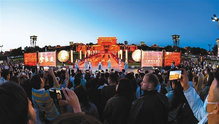 15个国家60位国际学生走进南门瓮城  城墙夜幕下观赏绝美“梦长安”_fororder_图片8