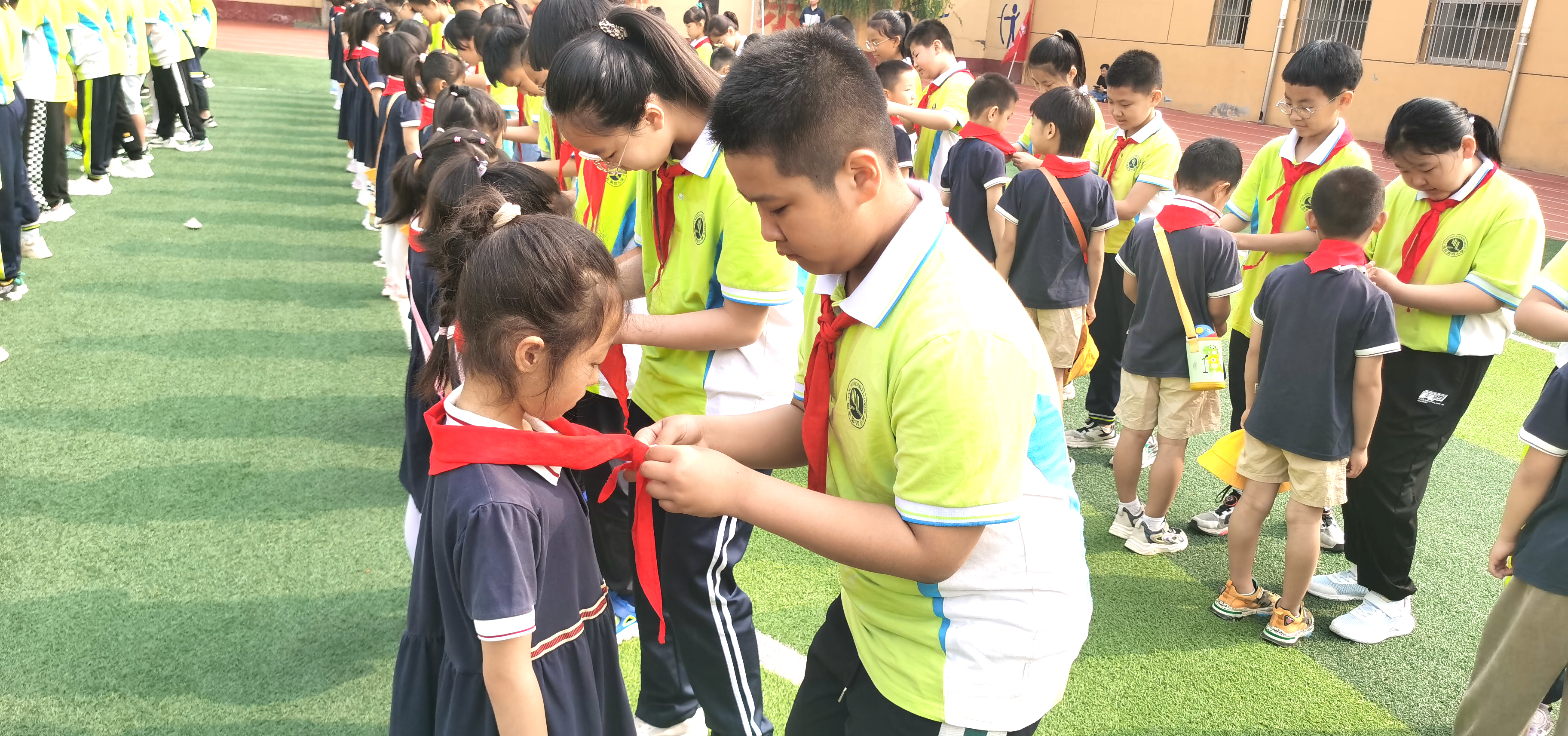 河北唐县：参观小学初体验 幼小衔接促成长_fororder_小学生给孩子们佩戴红领巾，感受少先队员的自豪感和荣誉感。 (2)