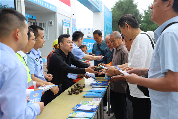 中建八局：普法宣传进工地 安全教育入人心_fororder_图片2
