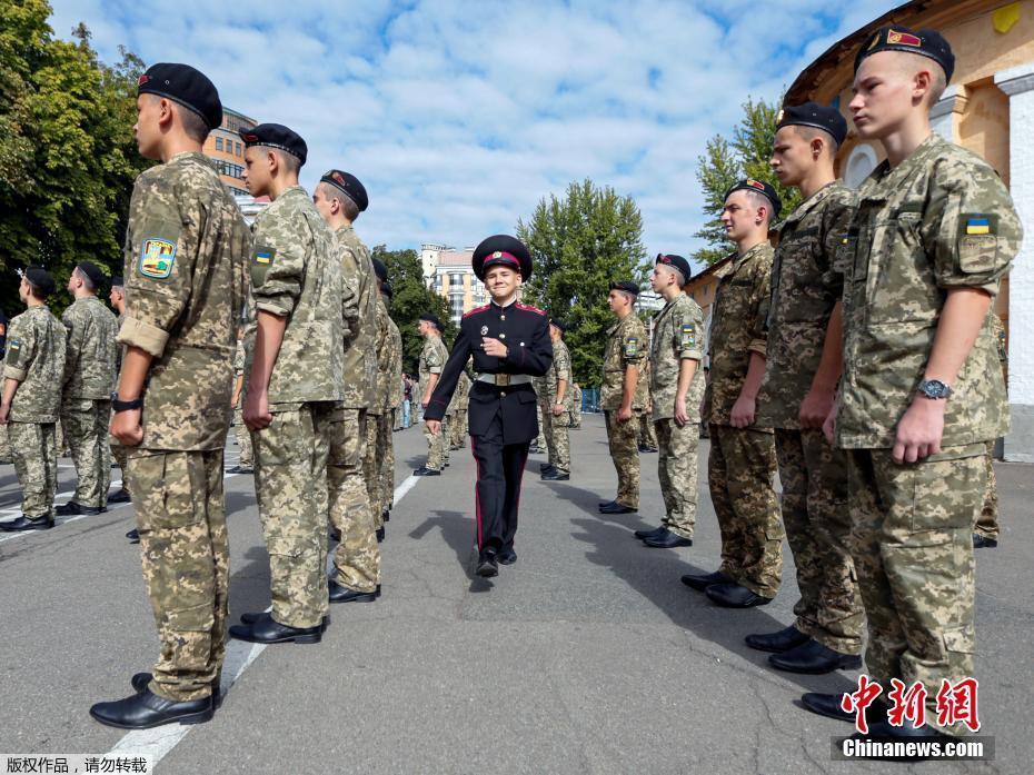 乌克兰军校开学搞“阅兵”
