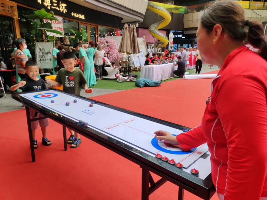 Shijiazhuang Yuhua: Admiring Intangible Cultural Heritage Performances and Playing Tabletop Curling near Home_fororder_图片2