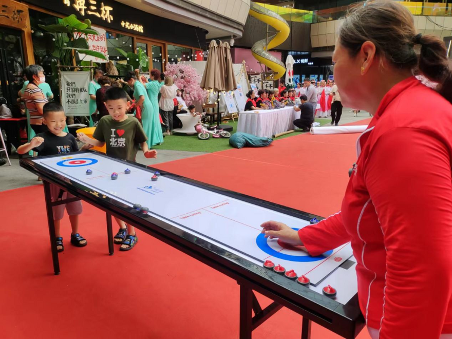 Shijiazhuang Yuhua: Admiring Intangible Cultural Heritage Performances and Playing Tabletop Curling near Home_fororder_圖片2