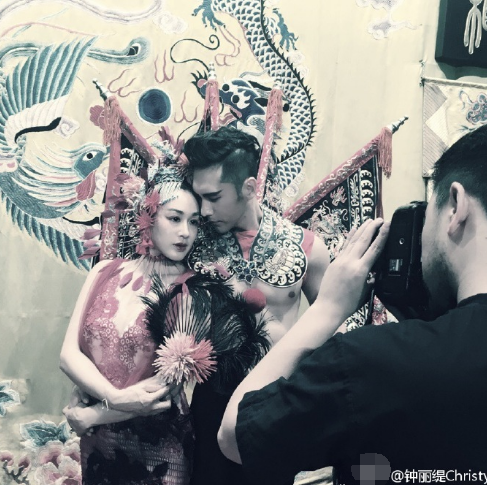 要甜蜜也要创意，他们的另类婚照别有寓意_娱乐_腾讯网