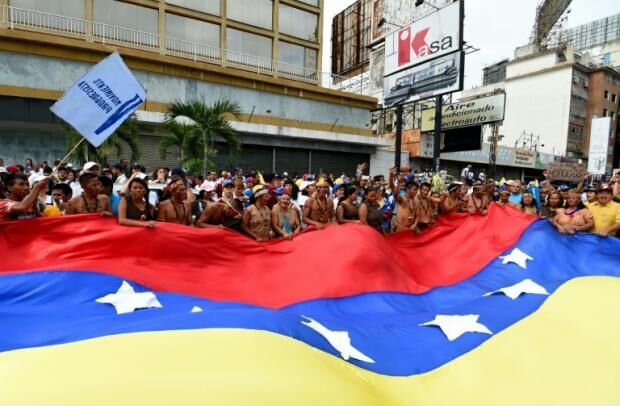 委内瑞拉深陷经济危机 爆发百万人反政府示威