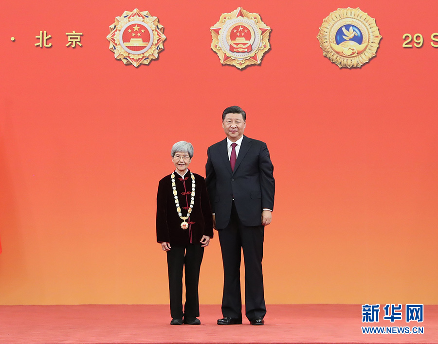 中华人民共和国国家勋章和国家荣誉称号颁授仪式在京隆重举行 习近平向国家勋章和国家荣誉称号获得者颁授勋章奖章并发表重要讲话