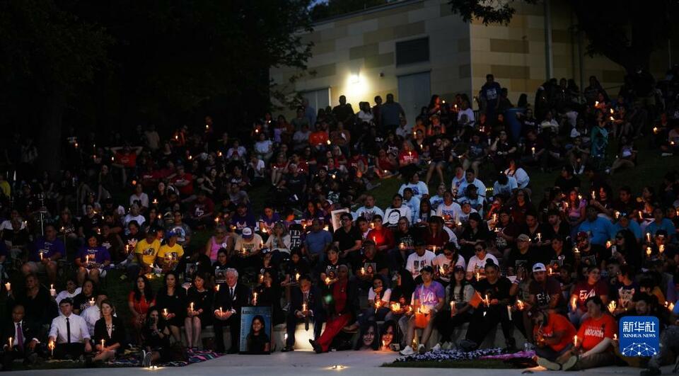 美国尤瓦尔迪：悼念校园枪击遇害者