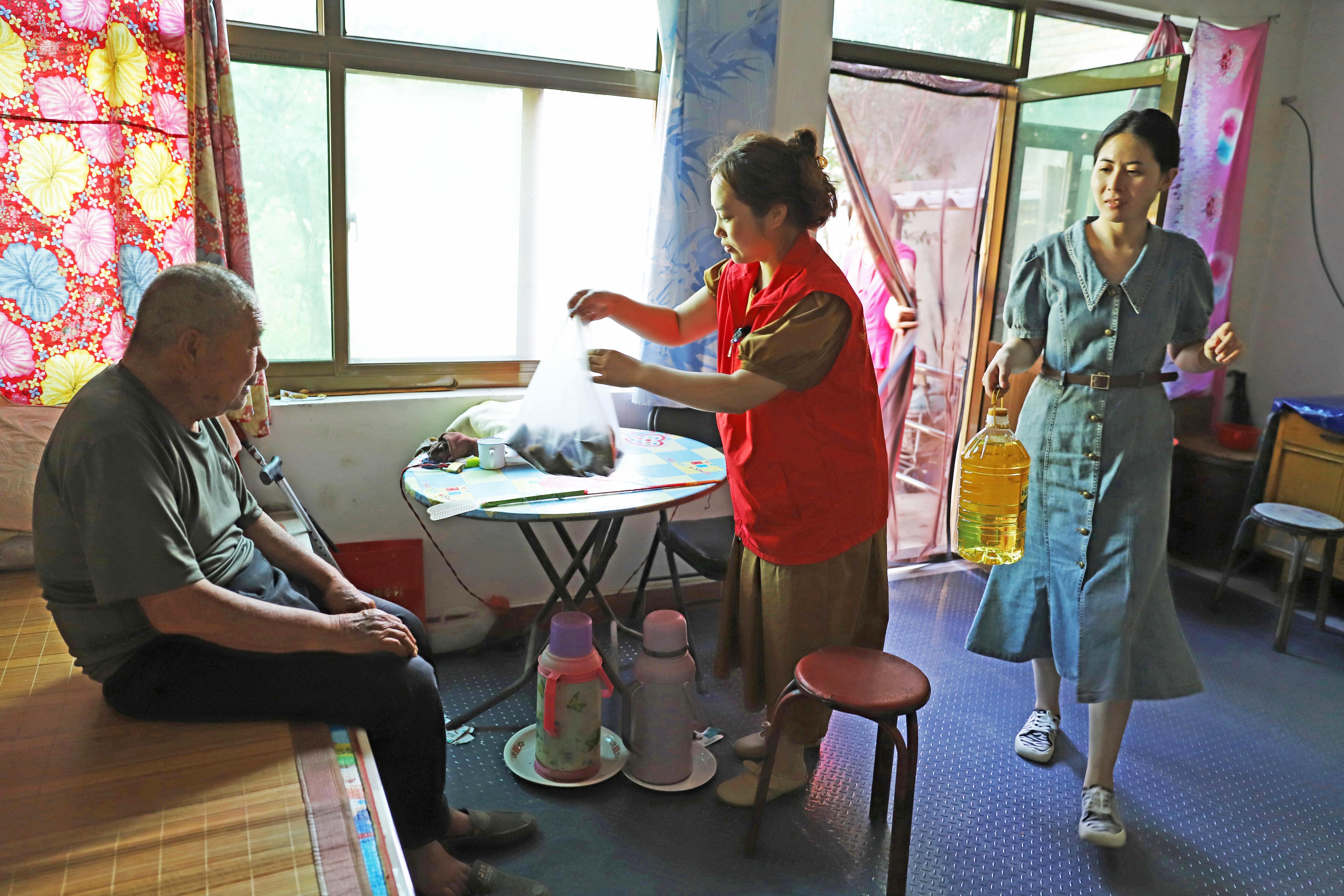 图片默认标题_fororder_志愿者为村里独居老人、孤寡老人送去“暖心粽”。熊华明摄2