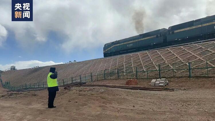 他為何要對著列車敬禮？