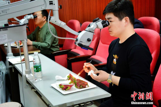 ศัลยแพทย์กระดูกนครฉงชิ่งฝึกผ่าตัดส่องกล้องคีบเมล็ดผลแก้วมังกร