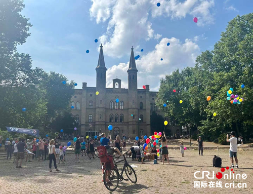 德国柏林民众放飞气球抗议北约军演 呼吁和平解决冲突