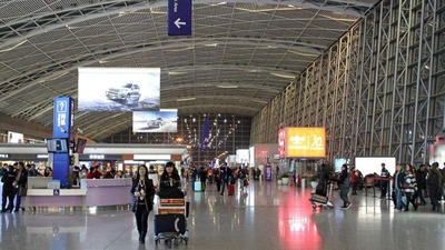 成都机场吸收昆明备降航班16个 4000滞留旅客可离港