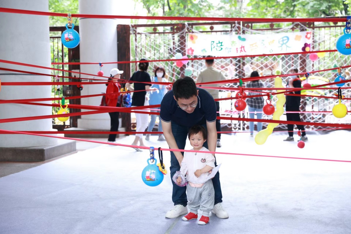 【原创】“爸爸和我在一起”上海蒋家巷社区宝宝屋体验日活动举行_fororder_爸爸与宝宝在室外游戏中享受亲子时光