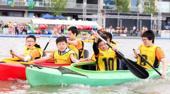 【原创】上海闵行上演皮划艇校际对决 300余名学生江月湖畔“乘风破浪”