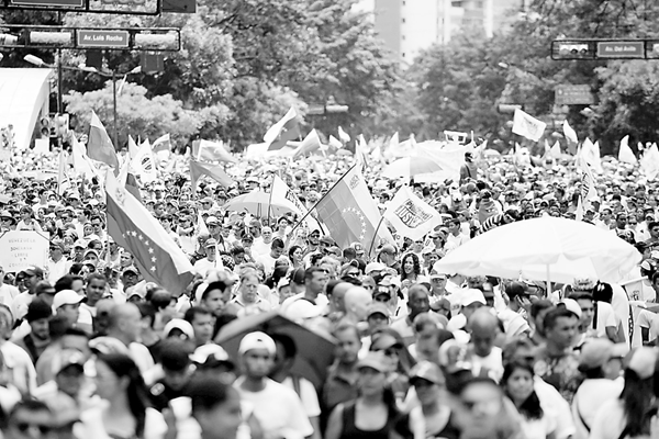 委内瑞拉上演政治摊牌 马杜罗称战胜政变