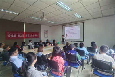 （转载）社区微网格员掀起学英语热潮：想要大大方方和八方来客说“Hello”