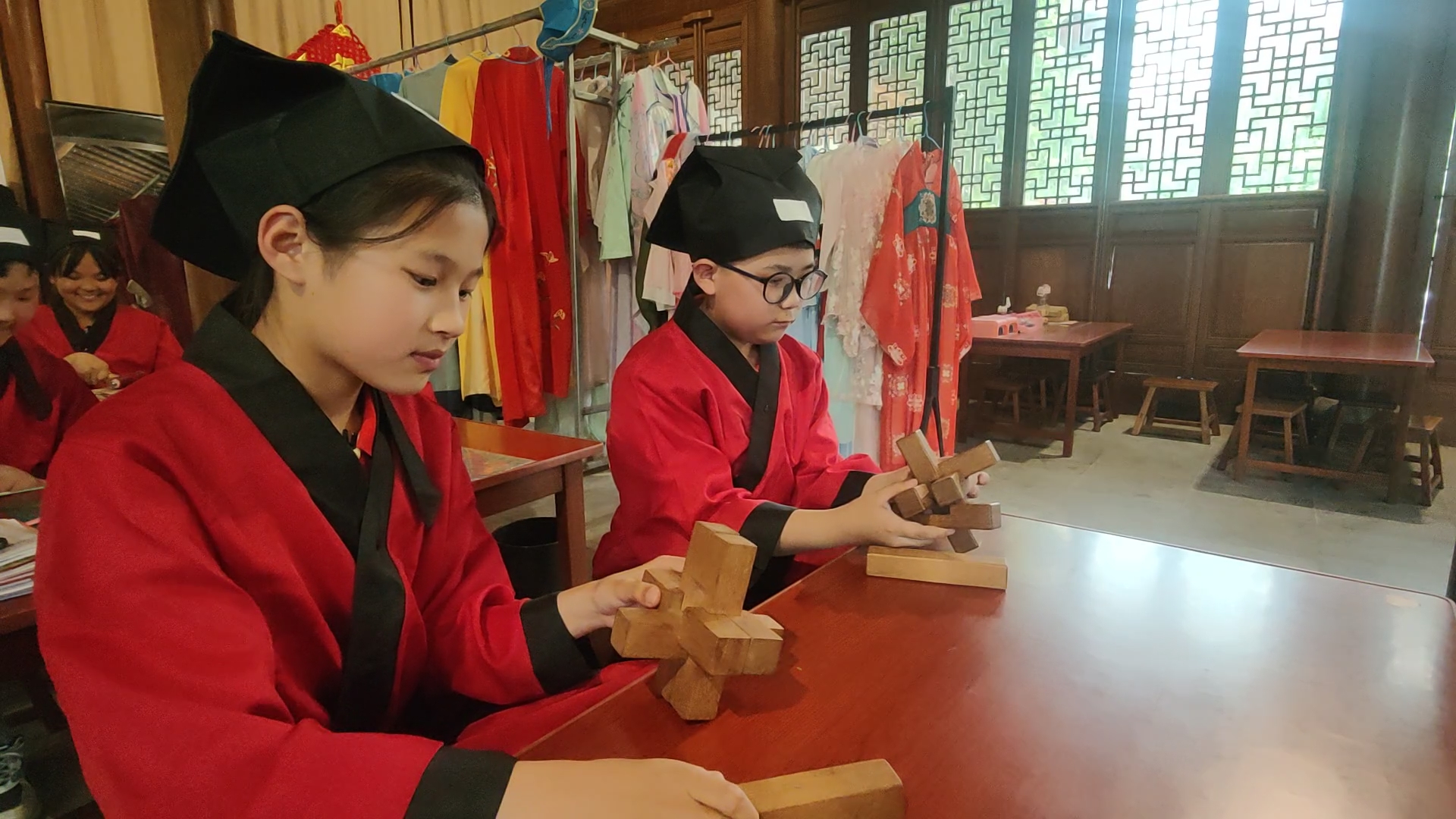 图片默认标题_fororder_学生手解鲁班锁 摄影 谷佳奇