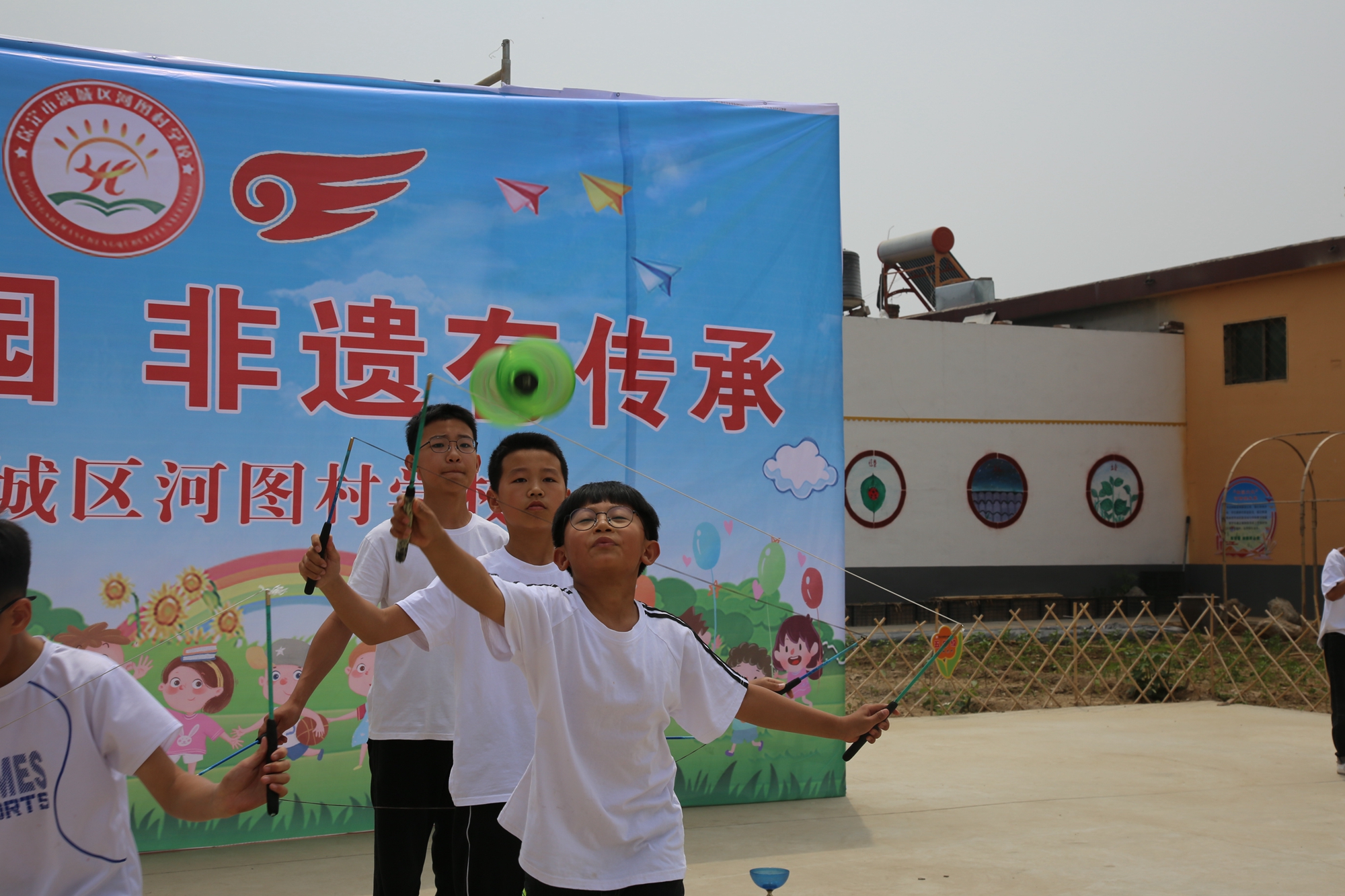 图片默认标题_fororder_学生表演空竹接力 摄影 袁野.JPG