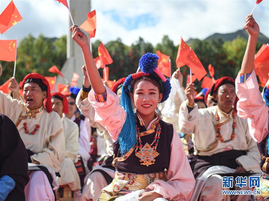 西藏：千人鍋莊頌祖國