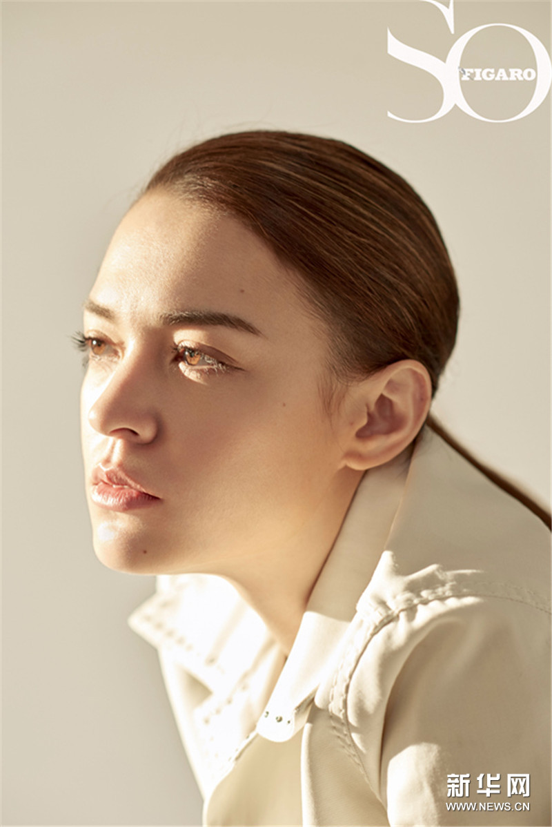 张榕容登时尚封面 温柔慵懒传达时尚态度