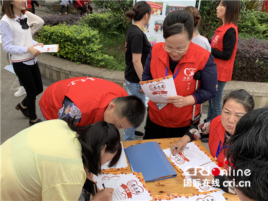 新中國70年巾幗志願者在行動之二用雙柺走出公益人生