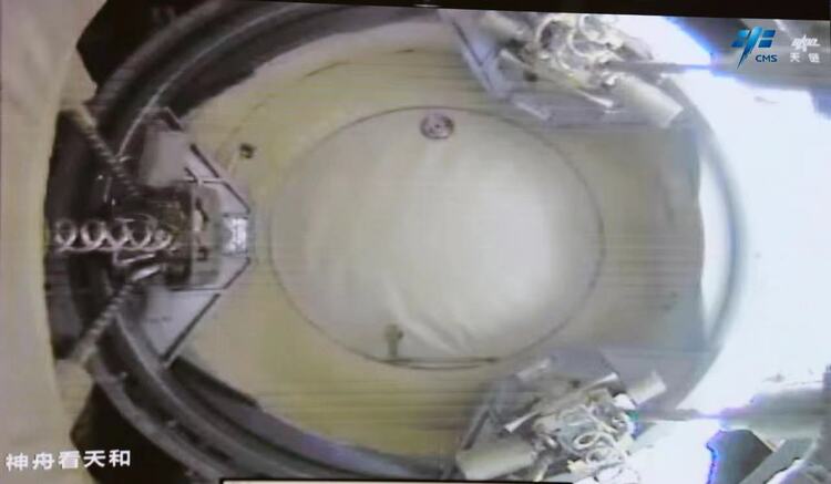 神舟十六号载人飞船与空间站组合体完成自主快速交会对接