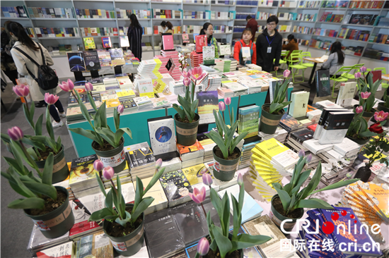 （供稿 文體列表 三吳大地南京 移動版）南京首屆書展買書送花 春意盎然獲市民點讚