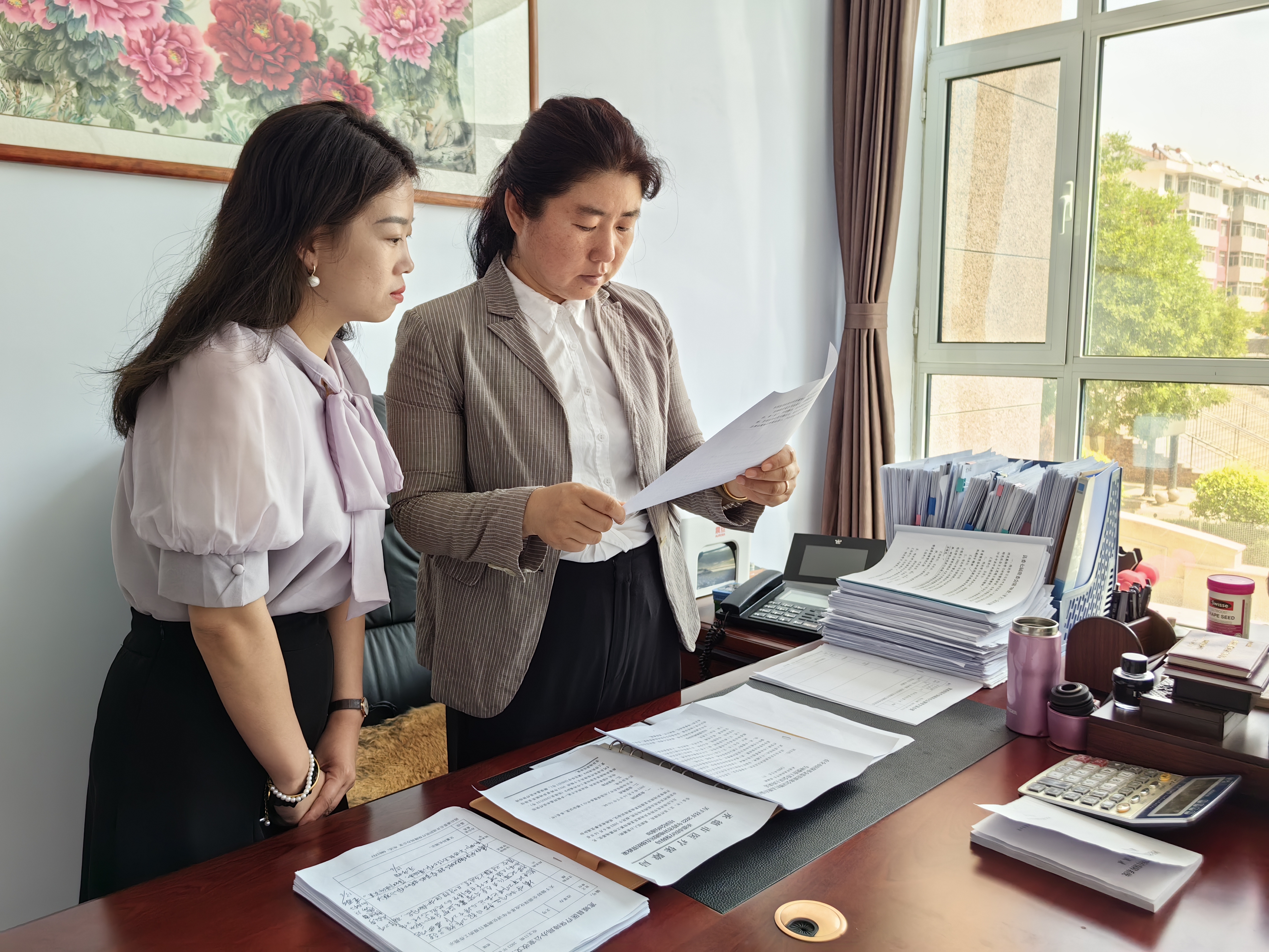 河北宽城：把医保惠民落到实处_fororder_1党组书记、局长董雁飞指导工作人员起草重要文件。周轩名 摄