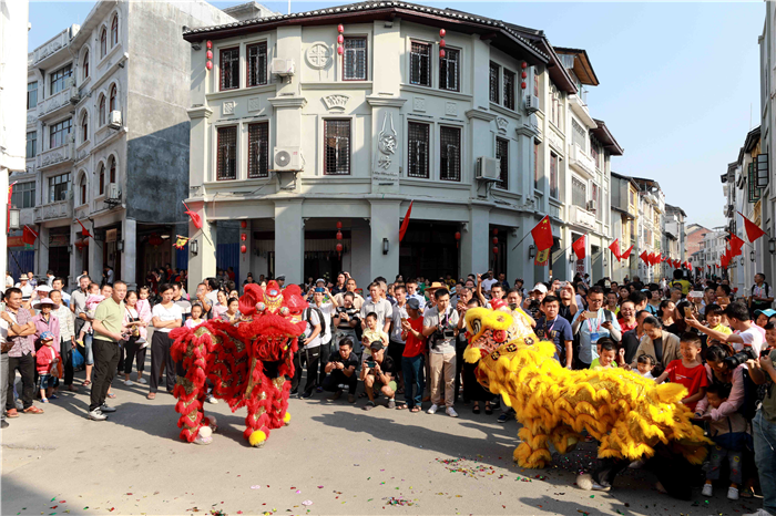 廣西融安：百年騎樓開街迎國慶