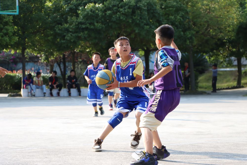他们玩得不亦乐乎打篮球,打乒乓球,打羽毛球,荡秋千……学生们会迅速