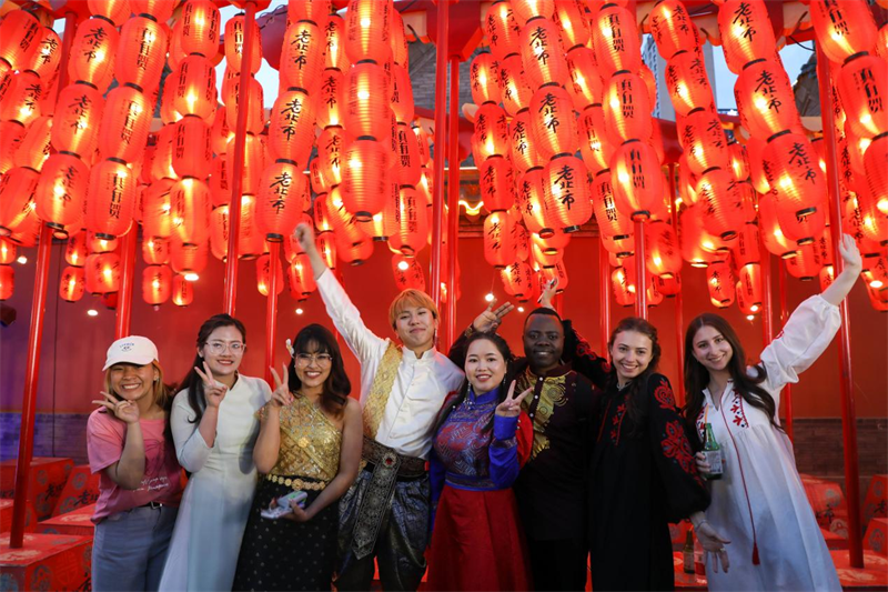 Consular Officials Visit Laobeishi in Shenyang: Experiencing the Vibrant Nightlife and "International Fun" of Shenyang Night SOHO_fororder_图片3