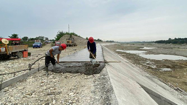 （張）德陽什邡：固堤防除隱患打好防汛“準備仗”_fororder_qxlarge-dsc-152A096D685D71A1596418F17303A53C