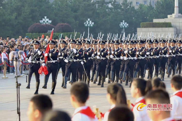 八一广场升旗仪式 “六一”场次举行