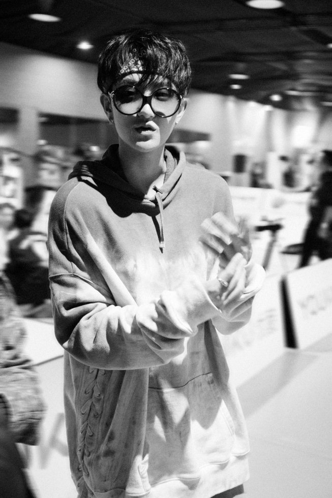 图片默认标题_fororder_黄子韬墨镜头巾潮范儿十足